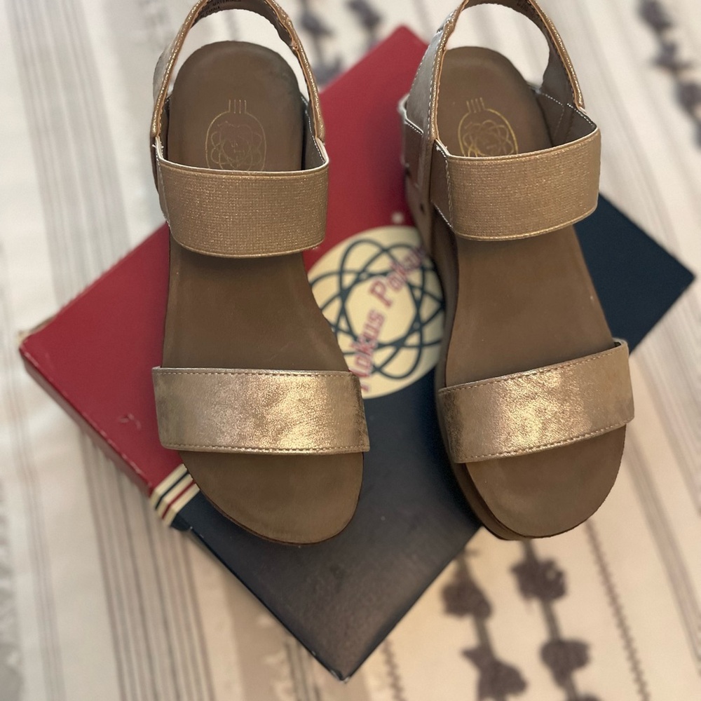Silver Sandals with Elegant Design - Picture 2 of 3